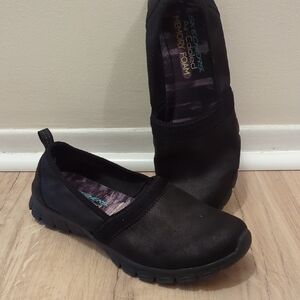 Sz.8 Skechers Slip-ons Air-Cooled Memory Foam . All Black